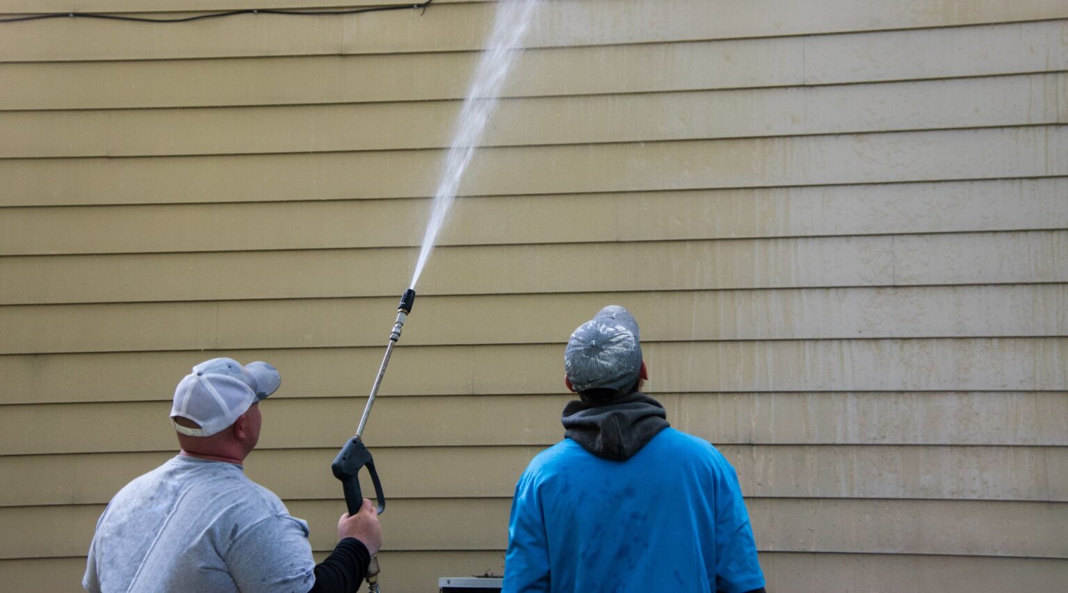 How to Clean Vinyl Siding Using a Pressure Washer